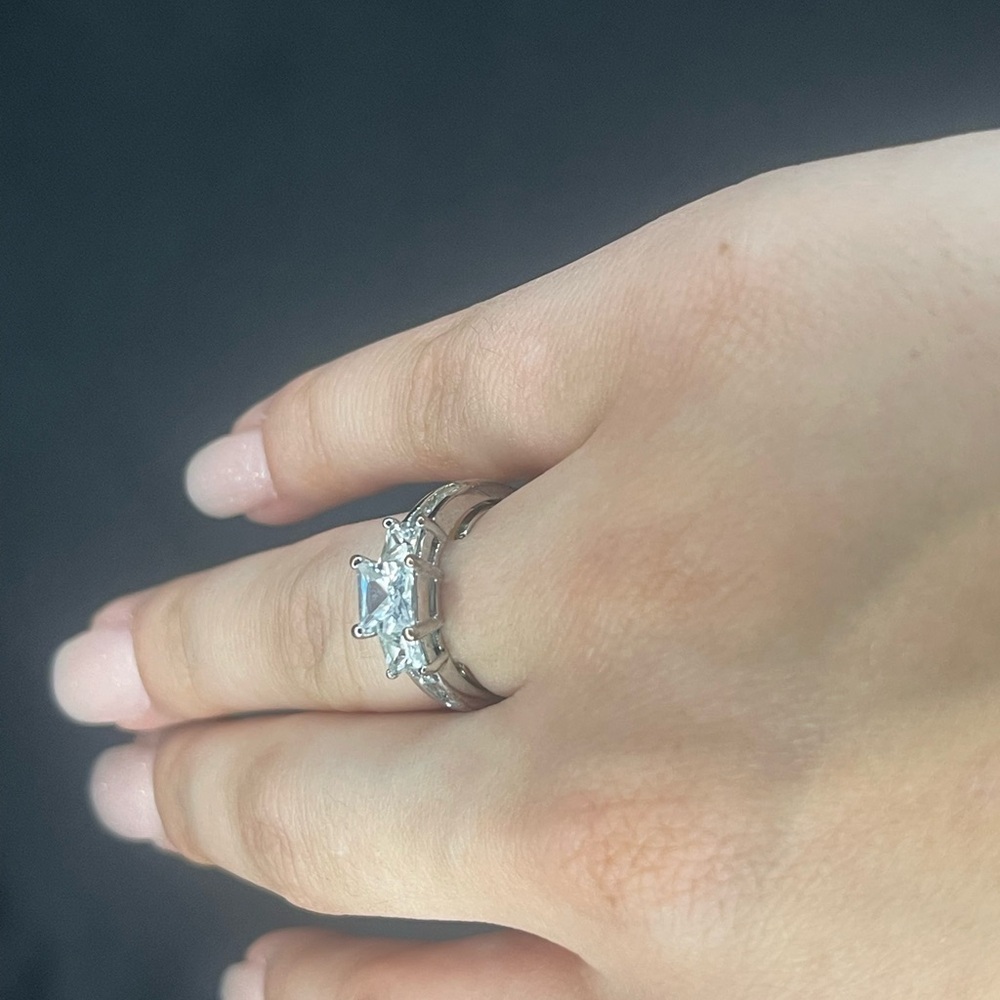 Elegant Silver Women's Ring - Picture 2 of 4